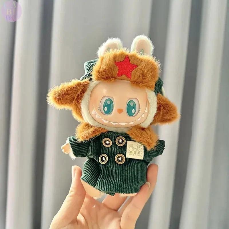 🧥 Tenue Labubu 17 cm – Manteau Vert Armée & Chapeau Étoile Rouge | Look Aventure & Tissu Peluche Douce SiriuS