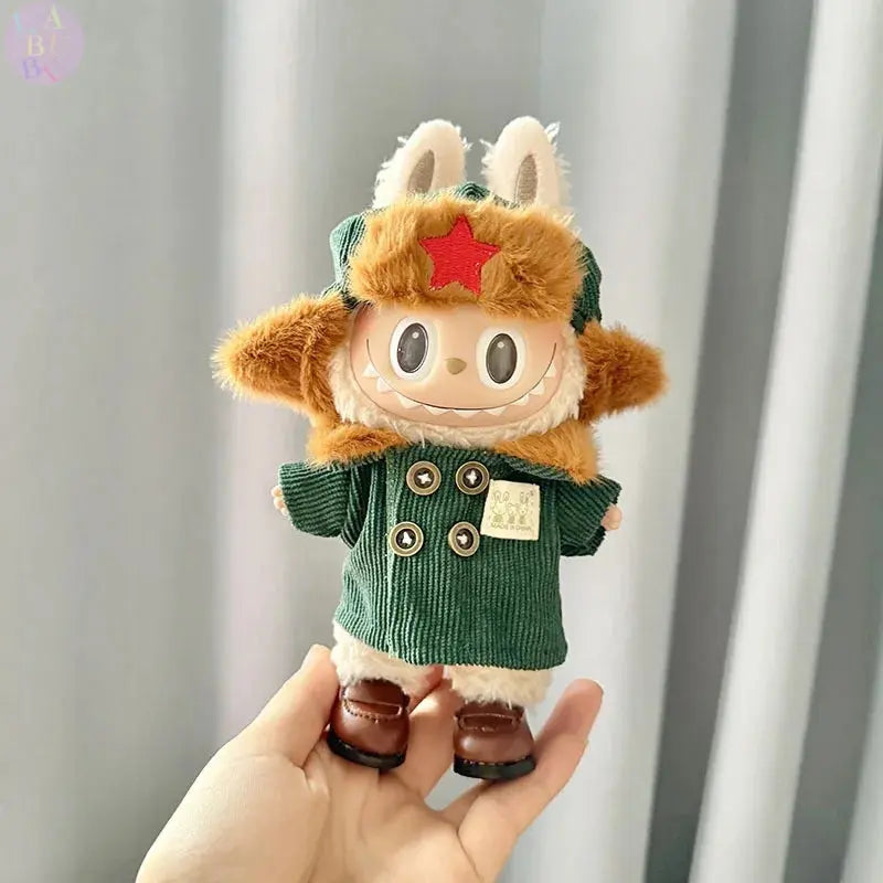 🧥 Tenue Labubu 17 cm – Manteau Vert Armée & Chapeau Étoile Rouge | Look Aventure & Tissu Peluche Douce SiriuS