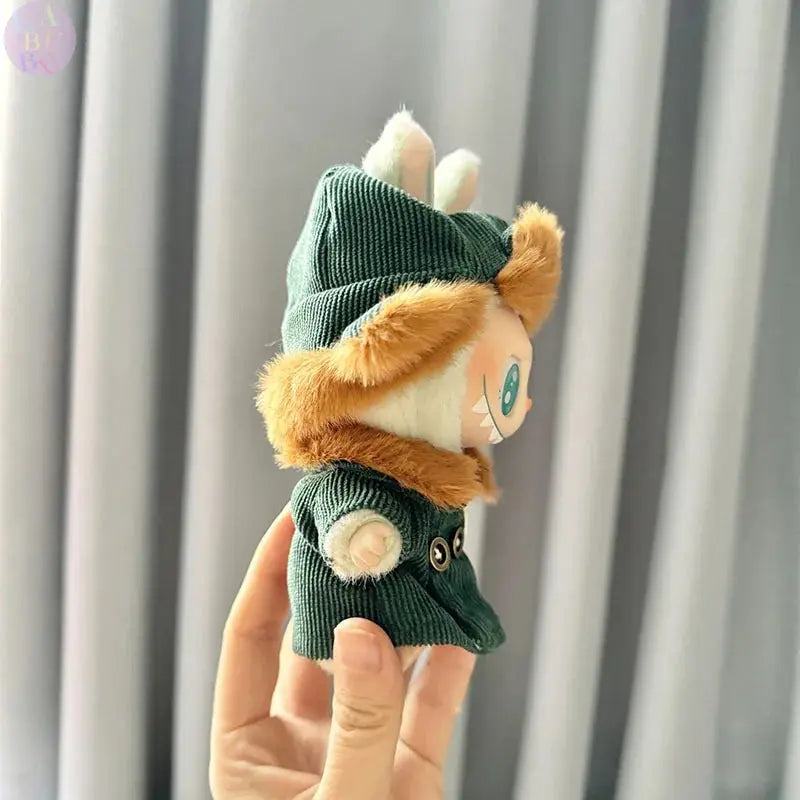 🧥 Tenue Labubu 17 cm – Manteau Vert Armée & Chapeau Étoile Rouge | Look Aventure & Tissu Peluche Douce SiriuS
