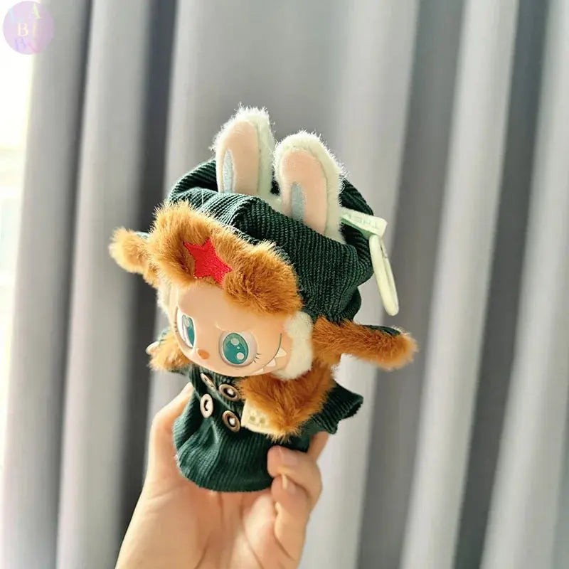 🧥 Tenue Labubu 17 cm – Manteau Vert Armée & Chapeau Étoile Rouge | Look Aventure & Tissu Peluche Douce SiriuS