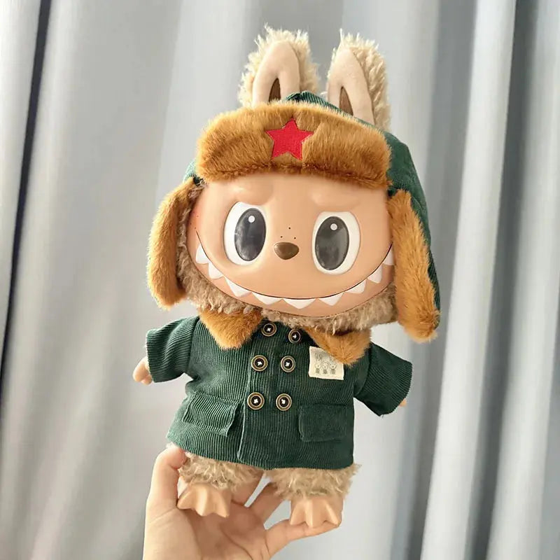 🧥 Tenue Labubu 17 cm – Manteau Vert Armée & Chapeau Étoile Rouge | Look Aventure & Tissu Peluche Douce SiriuS