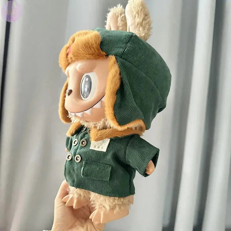🧥 Tenue Labubu 17 cm – Manteau Vert Armée & Chapeau Étoile Rouge | Look Aventure & Tissu Peluche Douce SiriuS