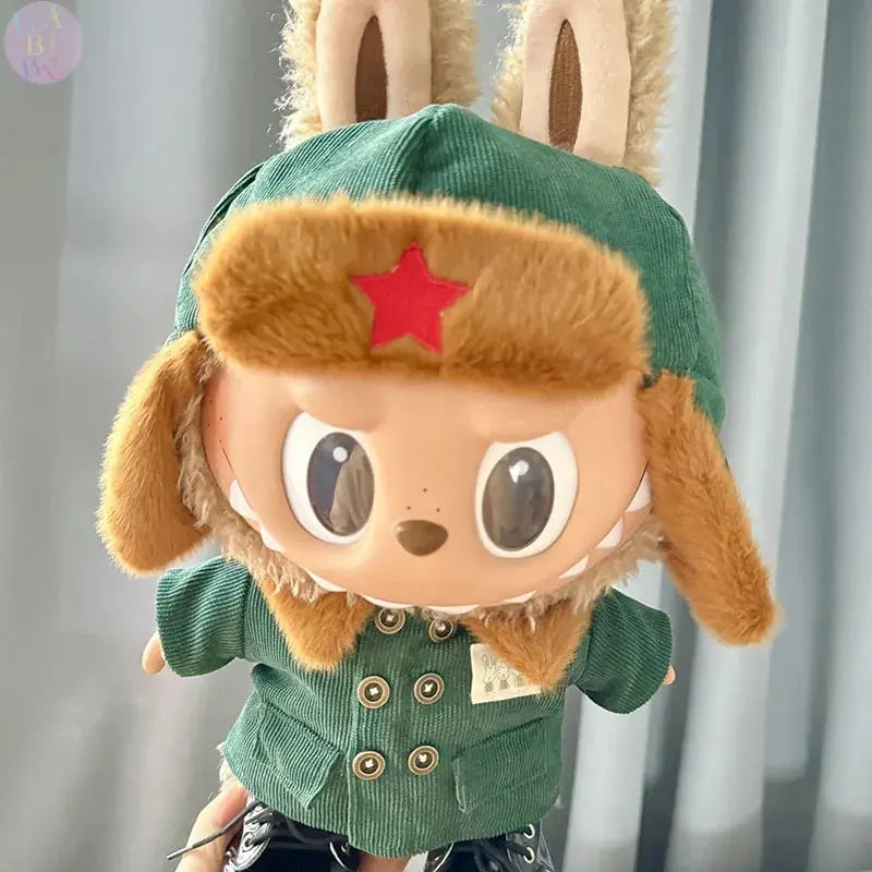 🧥 Tenue Labubu 17 cm – Manteau Vert Armée & Chapeau Étoile Rouge | Look Aventure & Tissu Peluche Douce SiriuS