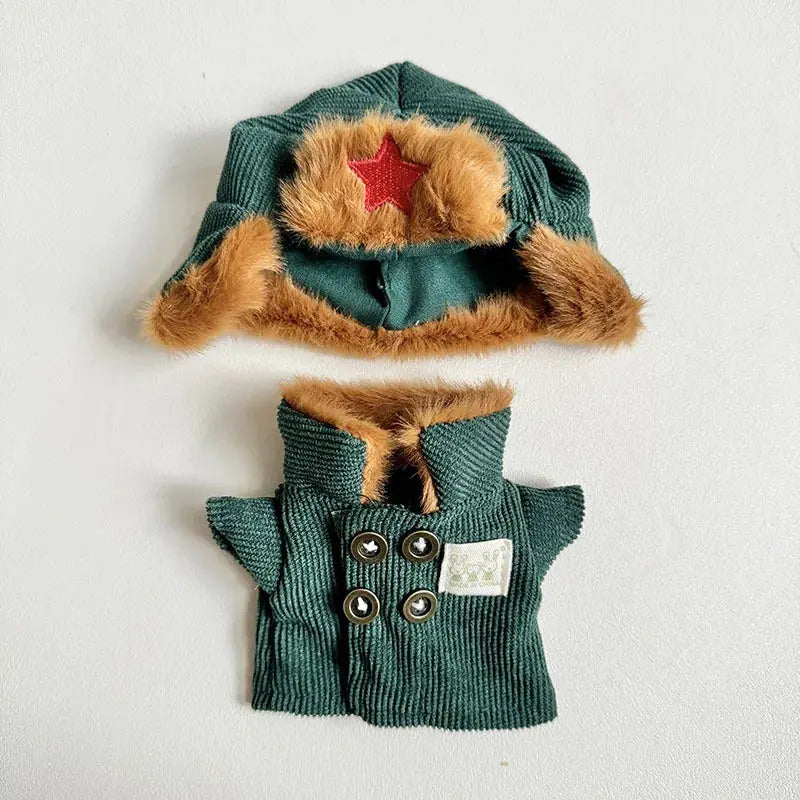 🧥 Tenue Labubu 17 cm – Manteau Vert Armée & Chapeau Étoile Rouge | Look Aventure & Tissu Peluche Douce SiriuS