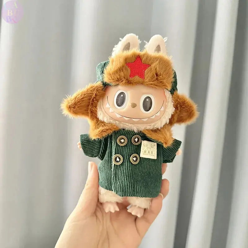 🧥 Tenue Labubu 17 cm – Manteau Vert Armée & Chapeau Étoile Rouge | Look Aventure & Tissu Peluche Douce SiriuS