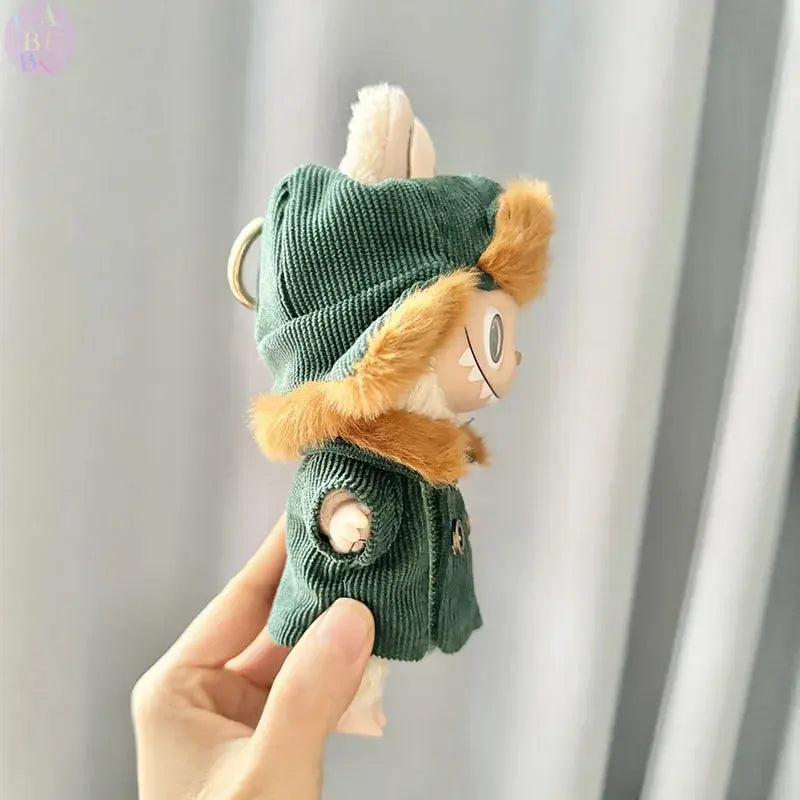 🧥 Tenue Labubu 17 cm – Manteau Vert Armée & Chapeau Étoile Rouge | Look Aventure & Tissu Peluche Douce SiriuS
