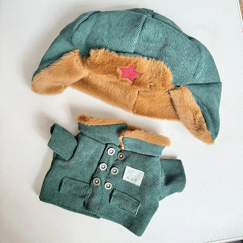 🧥 Tenue Labubu 17 cm – Manteau Vert Armée & Chapeau Étoile Rouge | Look Aventure & Tissu Peluche Douce SiriuS