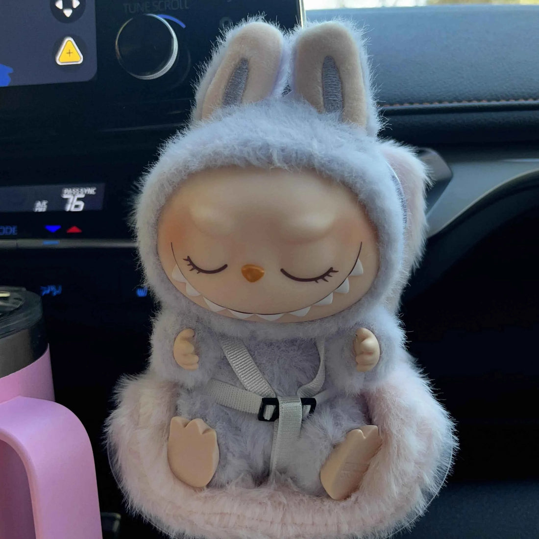 🚗 Siège Auto Labubu – Votre Copilote Kawaii pour des Trajets Pleins de Joie