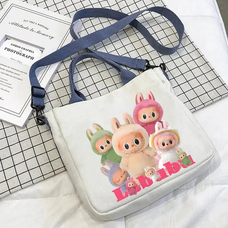 👜 Sac à bandoulière en toile Labubu – Le tote bag mignon qui vous suit partout ! SiriuS