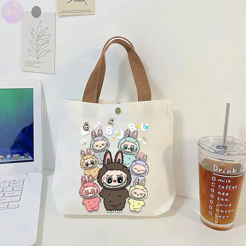 🎒 Sac en Toile Labubu – L’Accessoire qui Fait Sourire ! SiriuS
