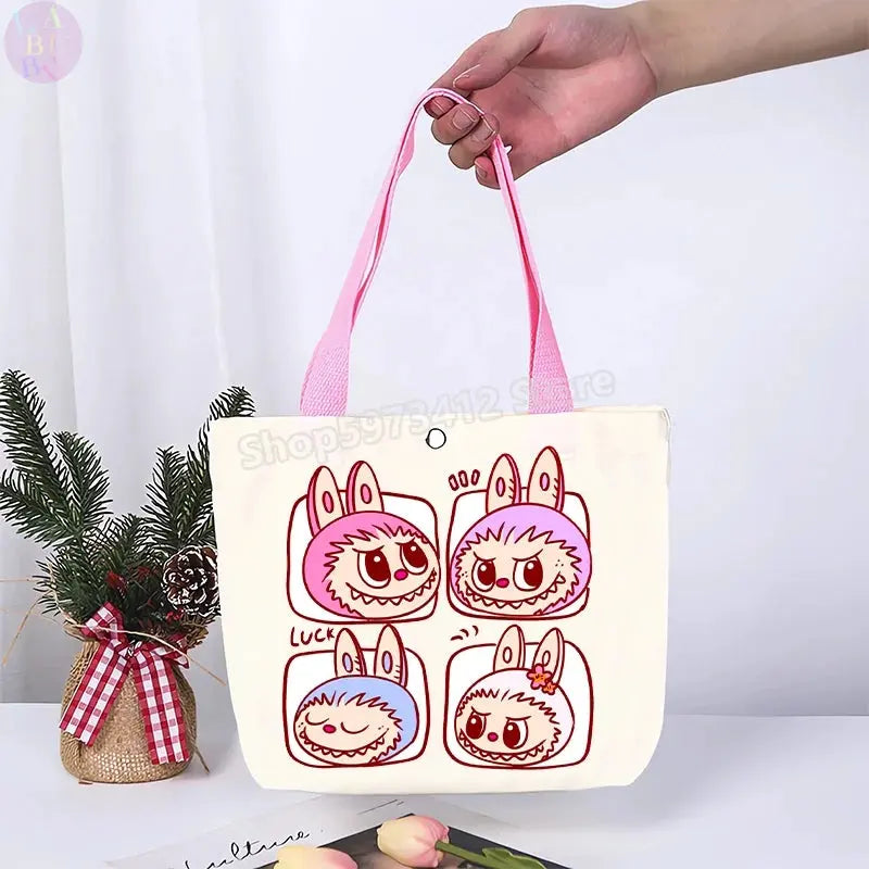 🎒 Sac en Toile Labubu – L’Accessoire qui Fait Sourire ! SiriuS