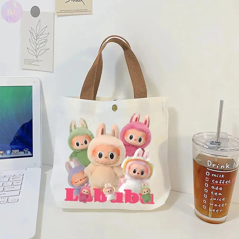 🎒 Sac en Toile Labubu – L’Accessoire qui Fait Sourire ! SiriuS