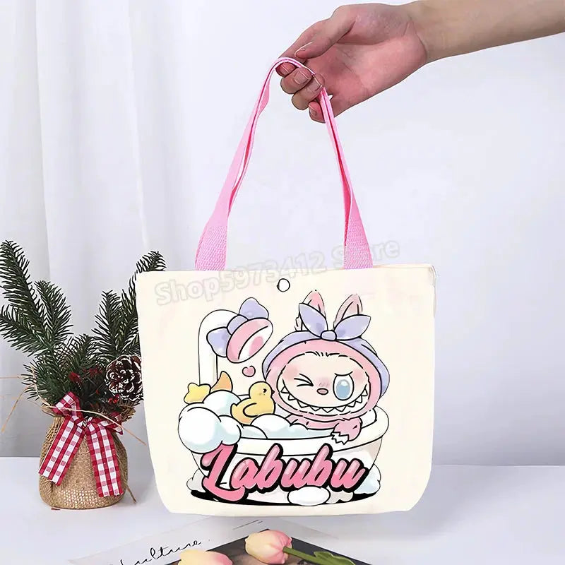 🎒 Sac en Toile Labubu – L’Accessoire qui Fait Sourire ! SiriuS