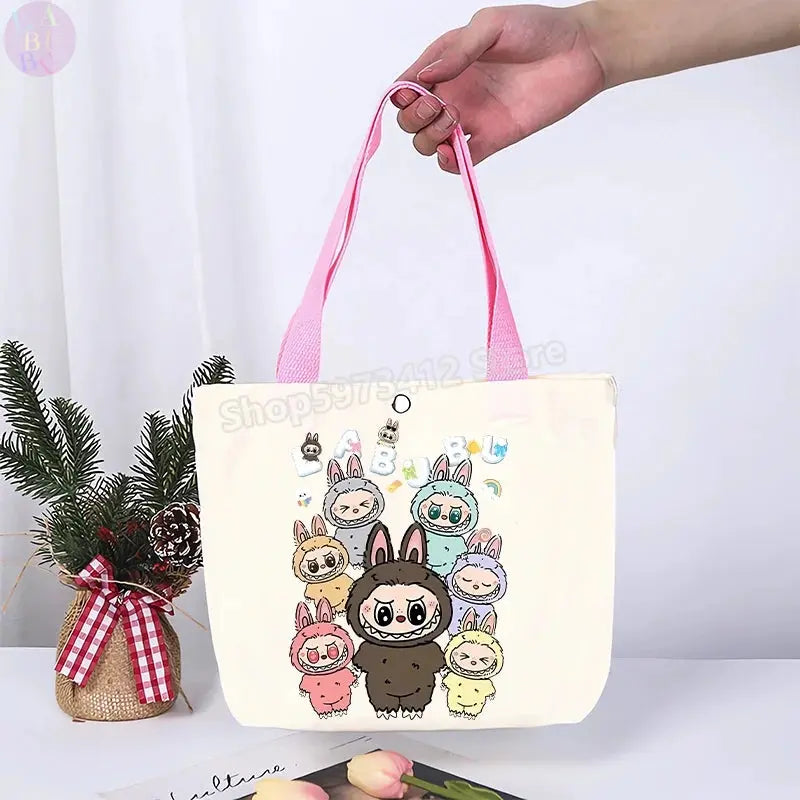 🎒 Sac en Toile Labubu – L’Accessoire qui Fait Sourire ! SiriuS