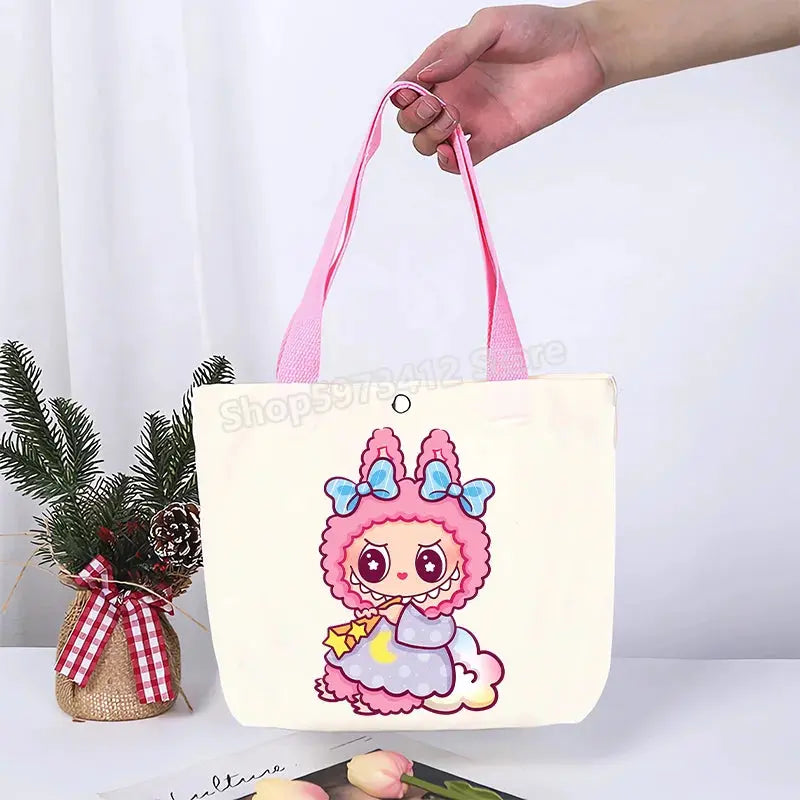 🎒 Sac en Toile Labubu – L’Accessoire qui Fait Sourire ! SiriuS