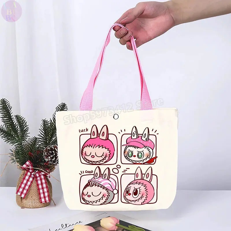 🎒 Sac en Toile Labubu – L’Accessoire qui Fait Sourire ! SiriuS