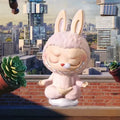 🧘 Figurine Labubu Lazy Yoga – Boîte Surprise Kawaii SiriuS